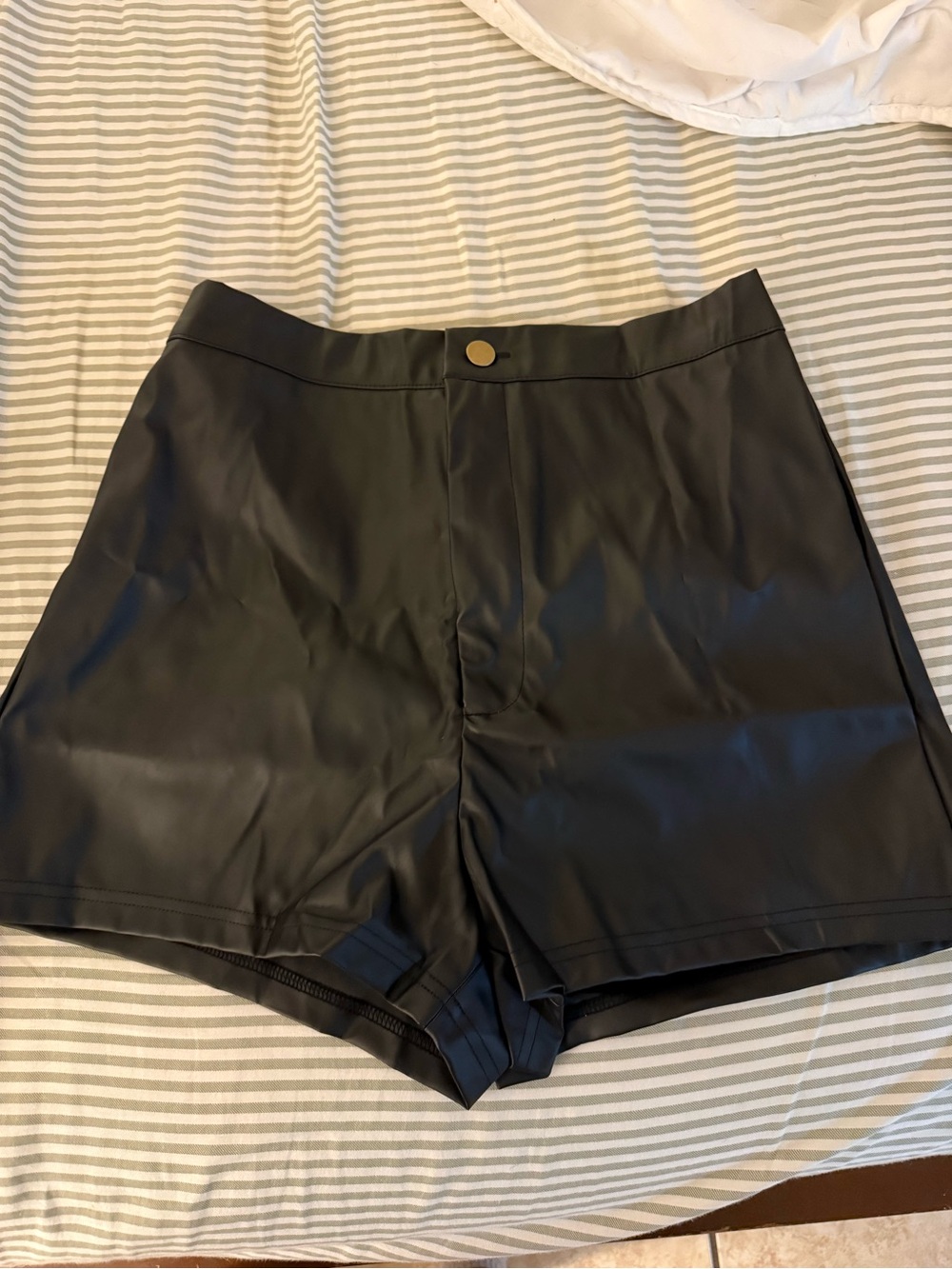 Source Unknown Black High-Waist Faux Leather-Look Shorts with Gold Snap